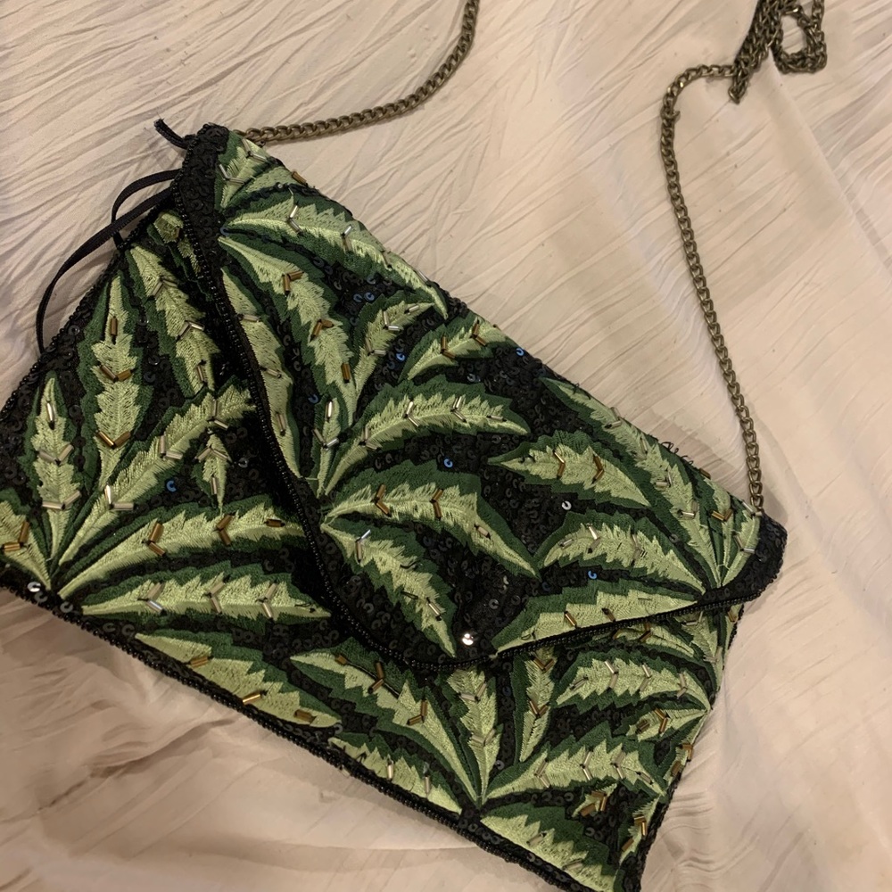 Sequenced satin crossover clutch